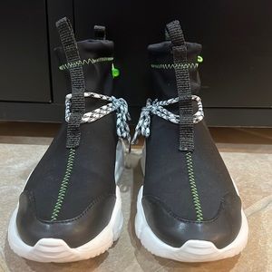 John Geiger 002 Black and White Size 6